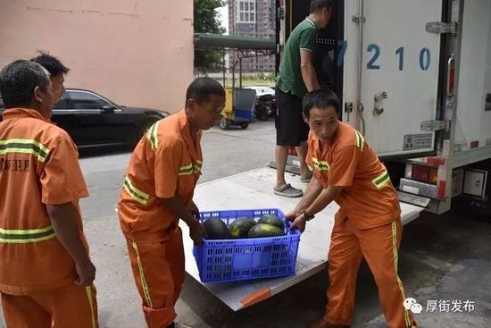 环卫工人免费吃瓜,免费吃瓜,清凉一夏 第3张 环卫工人免费吃瓜,免费吃瓜,清凉一夏 第3张